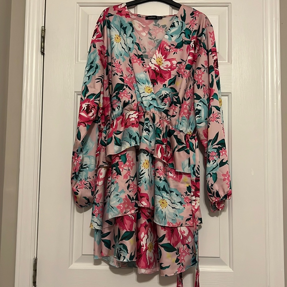 Boohoo pink floral dress with tie belt and tiered skirt, brand new, size 16